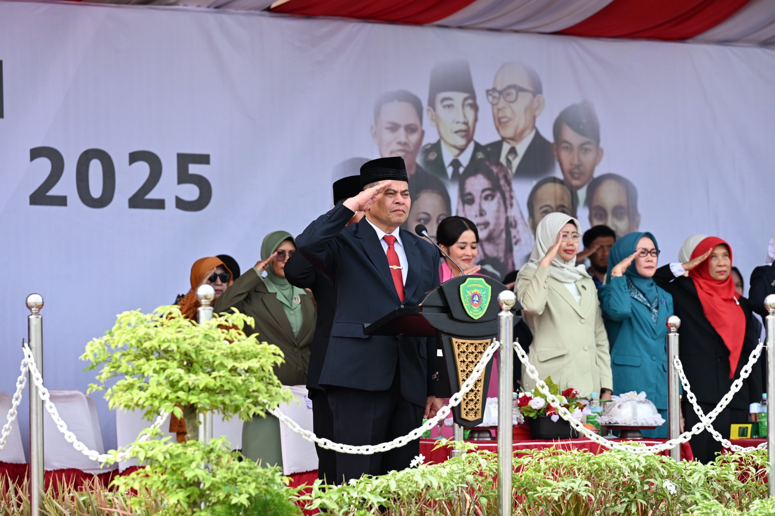 Sekda Tohar Pimpin Upacara Hari Pahlawan 2025 di Halaman Kantor Bupati PPU
