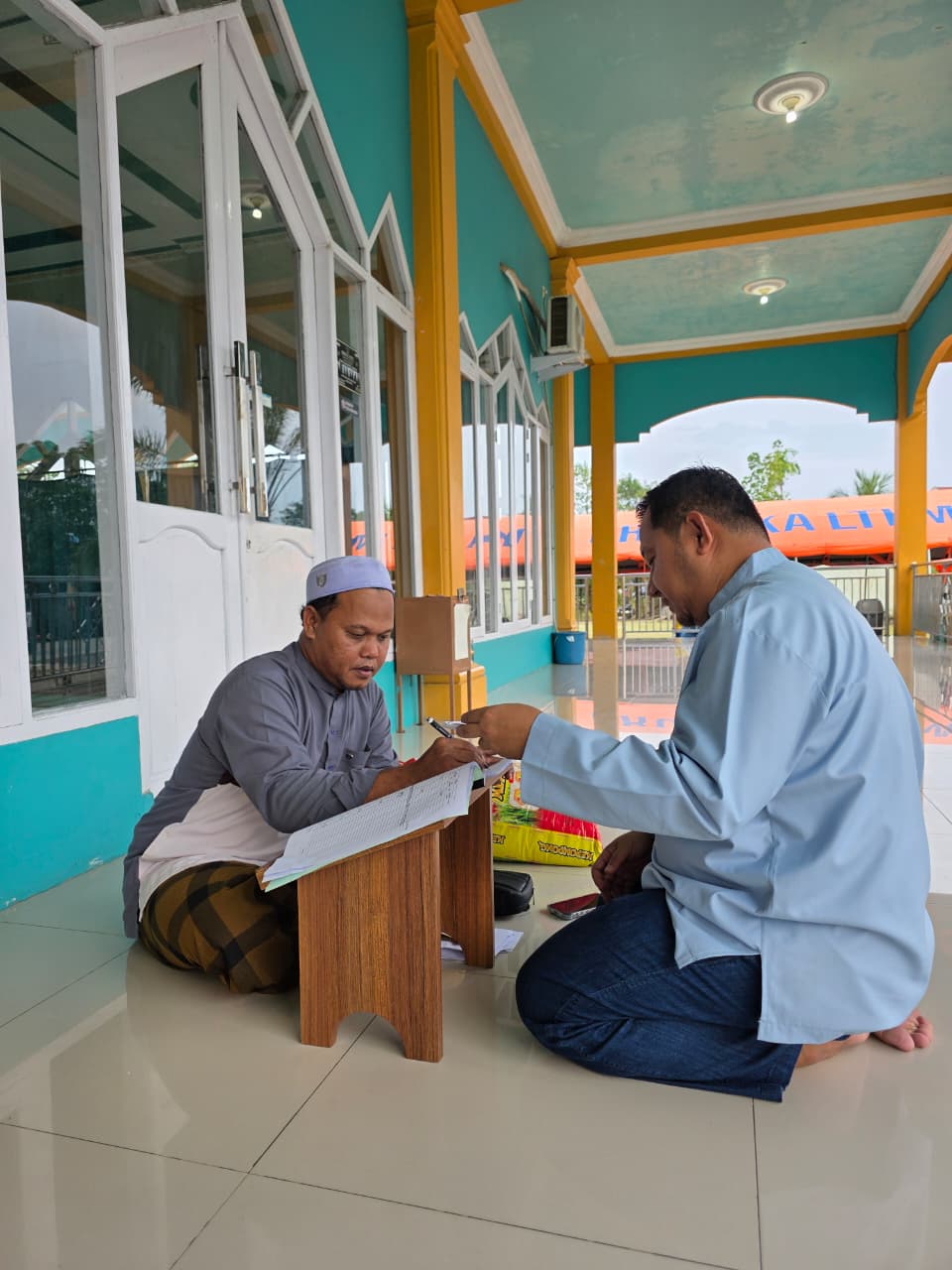 Bupati PPU Mudyat Noor Tunaikan Zakat Fitrah dan Zakat Mal di Masjid Raudhatul Jannah
