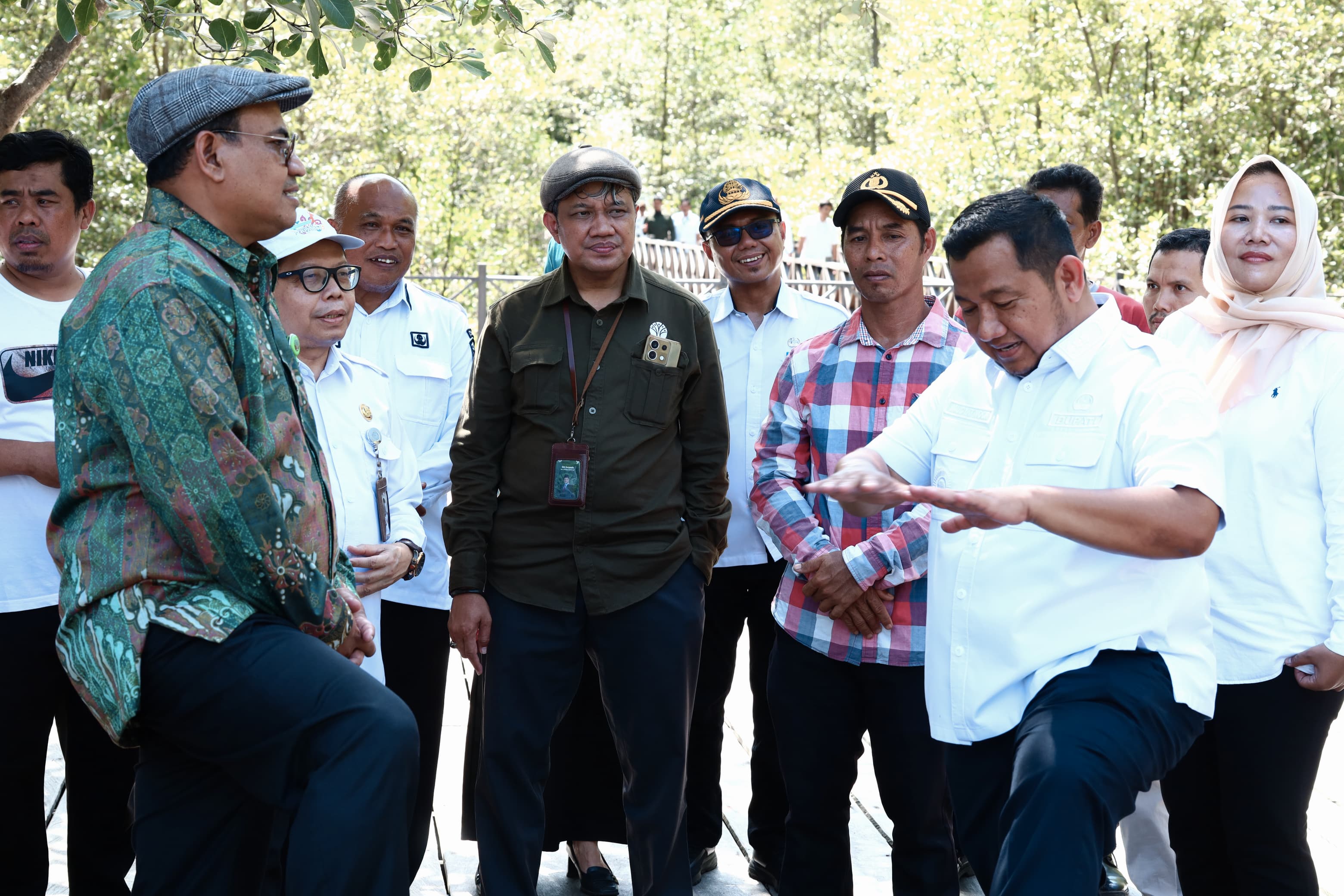 Bupati PPU Dampingi Kunjungan Setditjen PDASRH ke Ekowisata Mangrove Kampung Baru