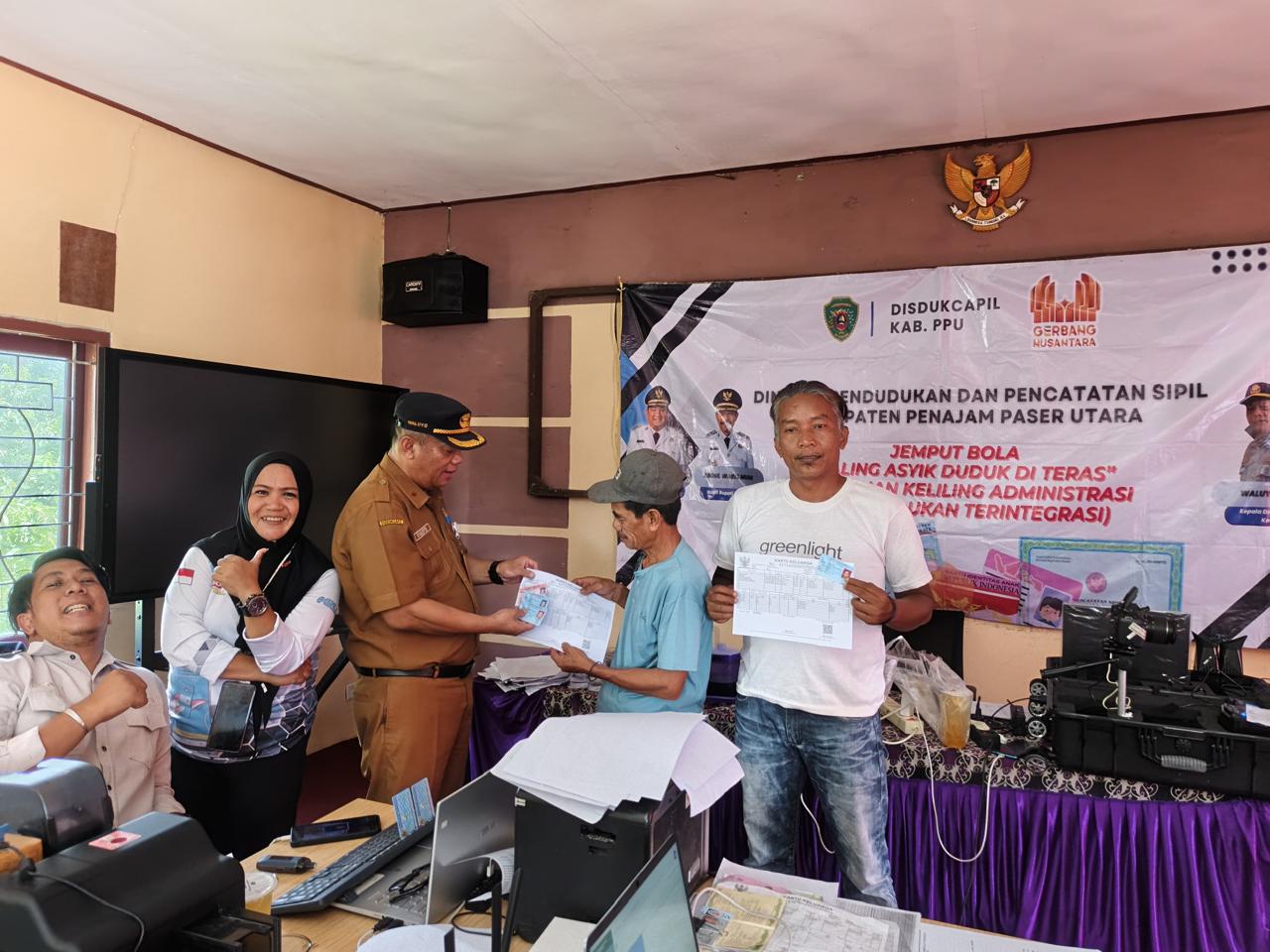 Disdukcapil PPU Jemput Bola Perekaman Adminduk, Layani Warga Desa Sukaraja
